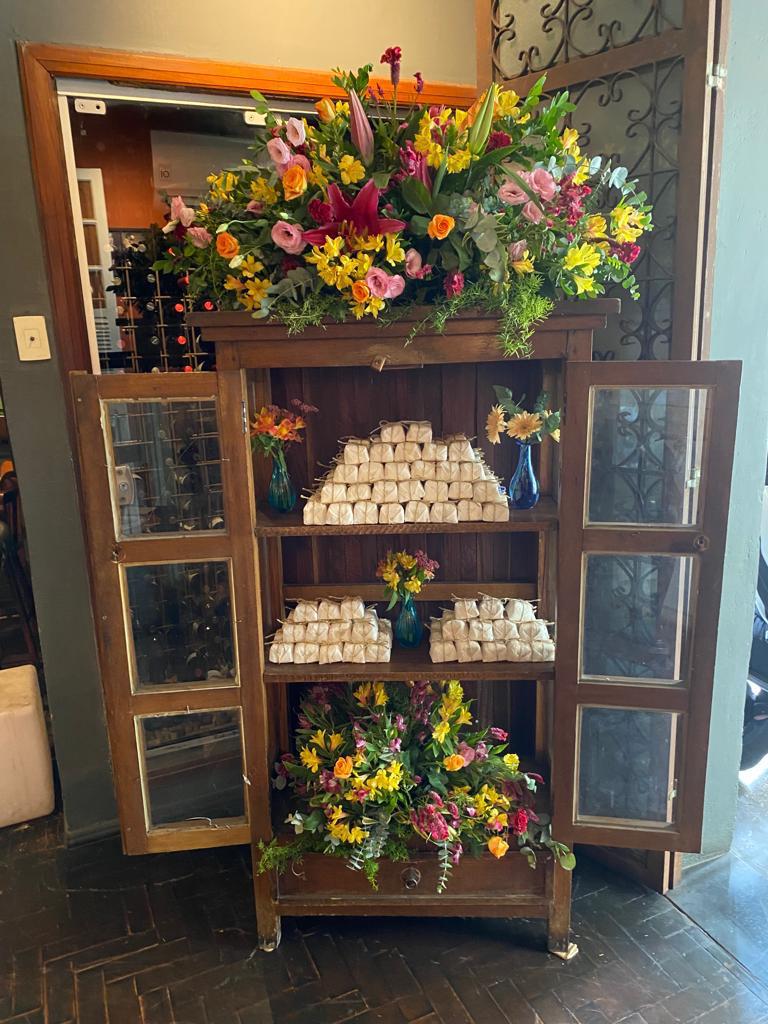 Armário rústico com arranjos de flores coloridas