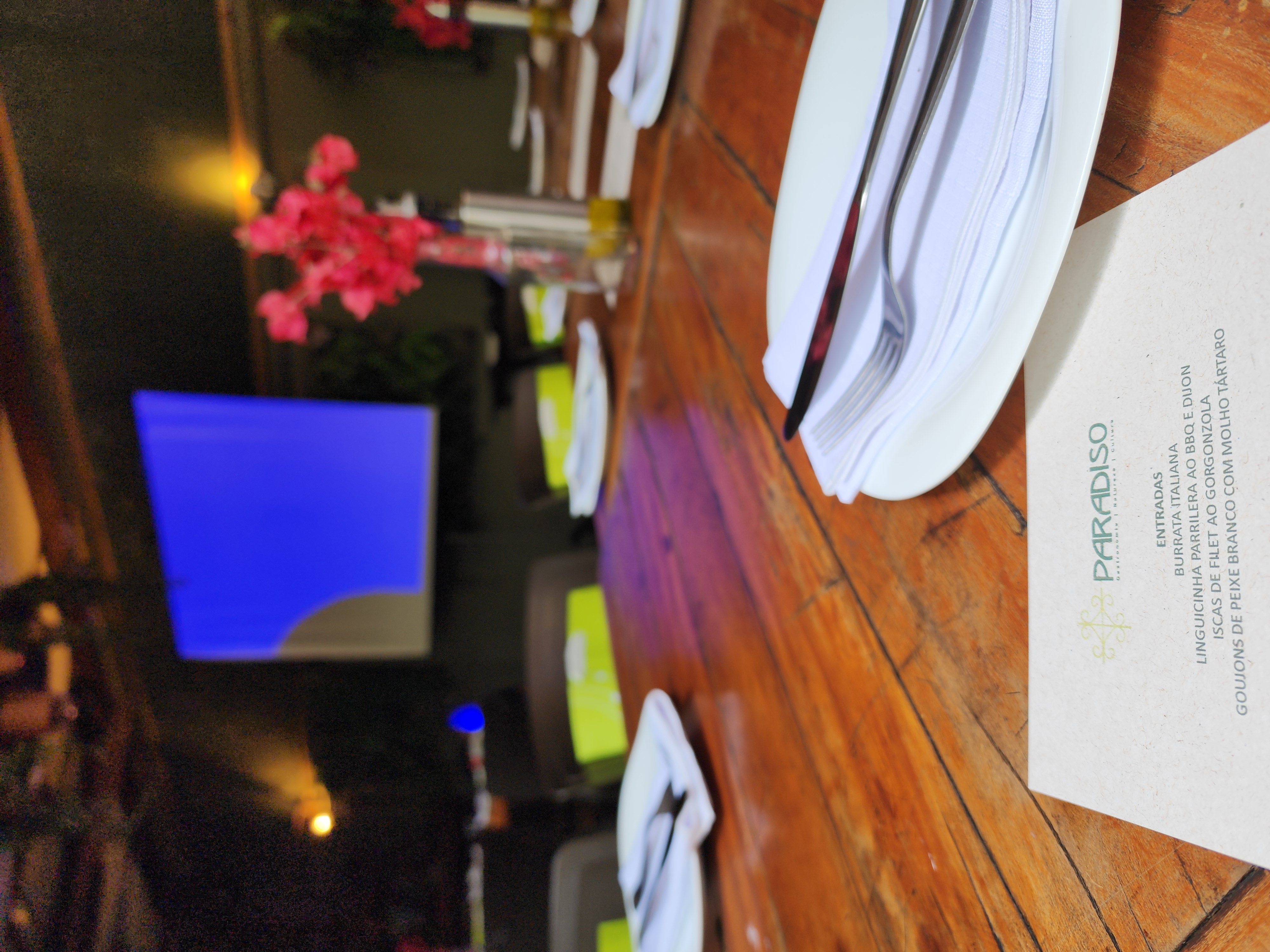 Interior acolhedor do Paradiso com mesa decorada